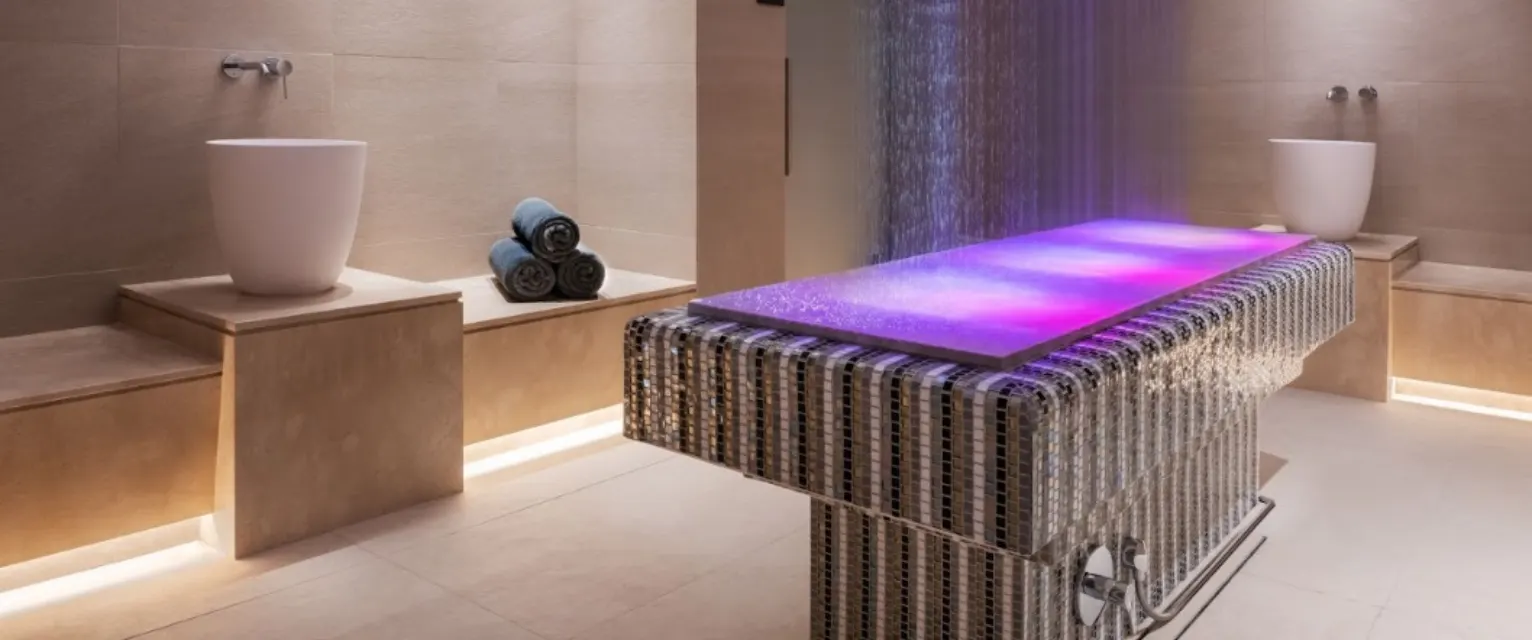 Treatment bed with chromotherapy